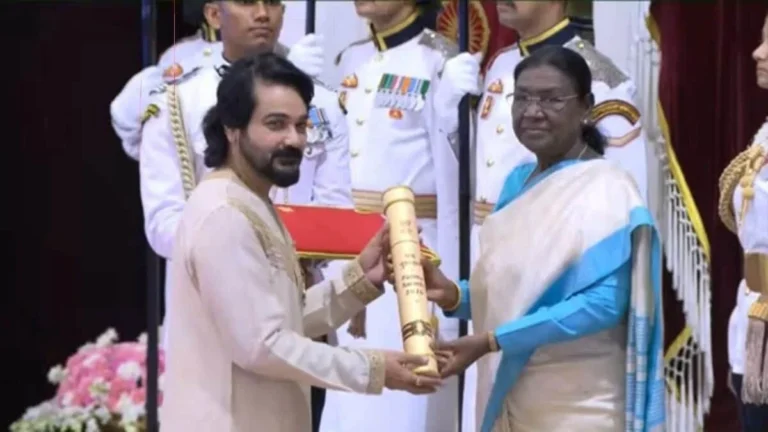 রাষ্ট্রপতির হাত থেকে পদ্মশ্রী গ্রহণ প্রসেনজিতের, গর্বিত বাংলা চলচ্চিত্র জগৎ