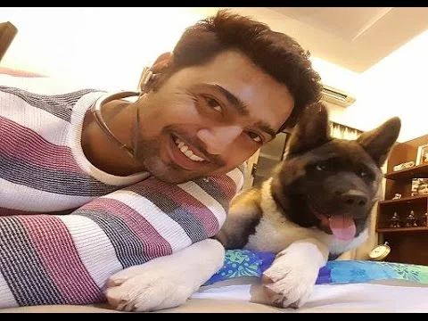 নিজের প্রিয় পোষ্য ‘লাকি’-কে হারিয়ে শোকে ভেঙে পরলেন অভিনেতা দেব